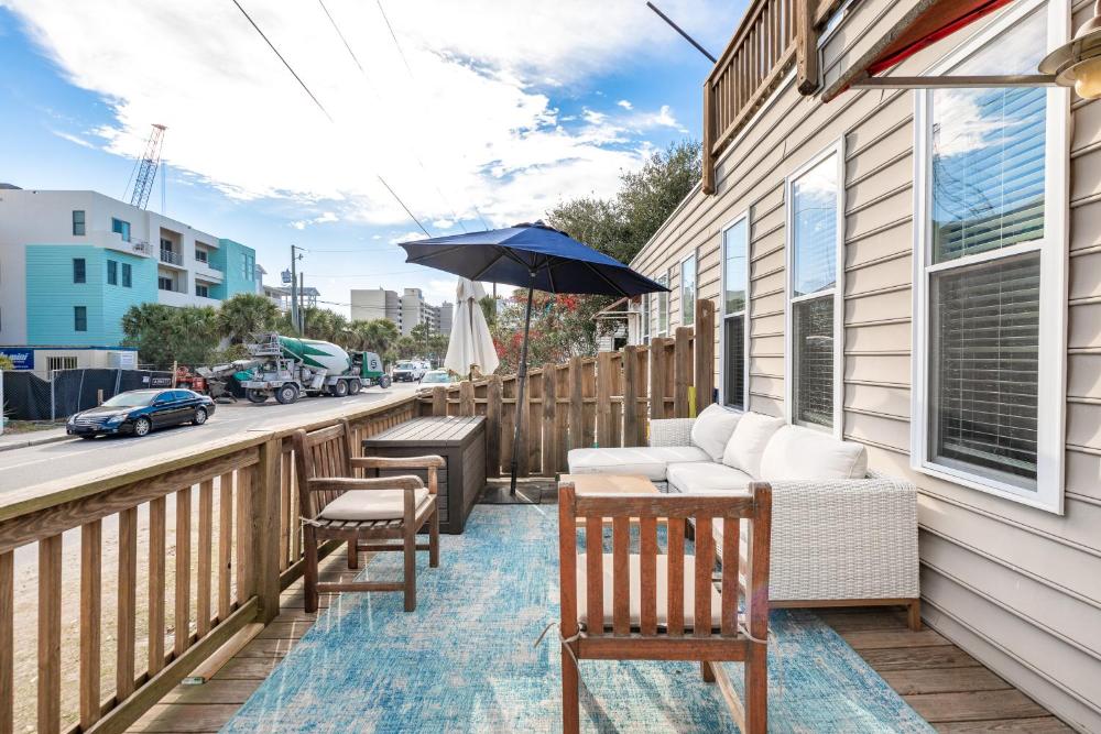 Salty Shack Unit B - Salty Shack - Dog Friendly Home - Across from the Beach - Central Location!